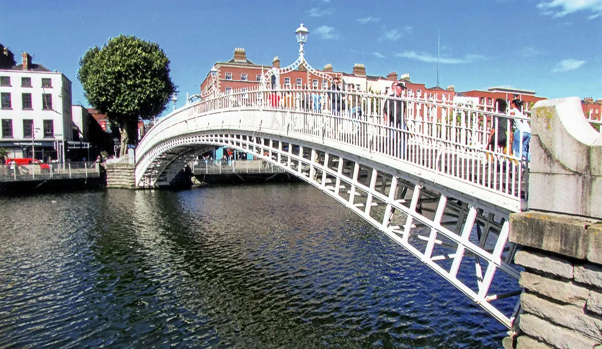 L'Ha'penny Bridge, il ponte pedonale in ghisa bianca sul fiume Liffey a Dublino
