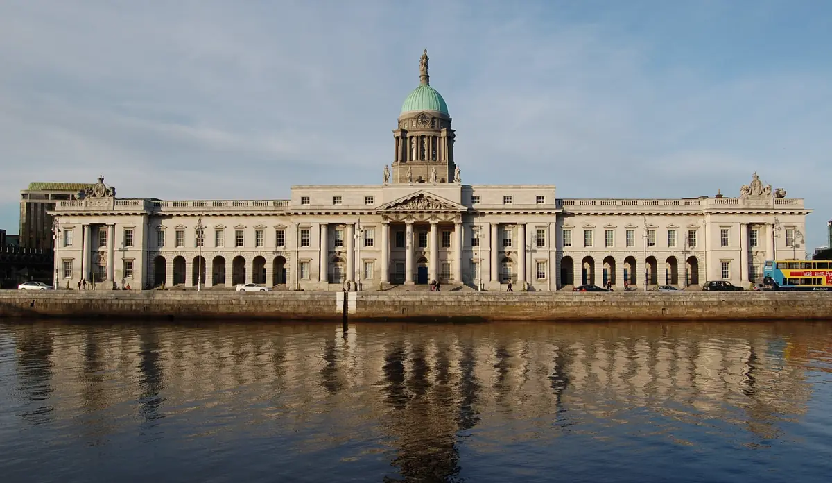 La Custom House, l'antica dogana di Dublino, riflessa nel Liffey