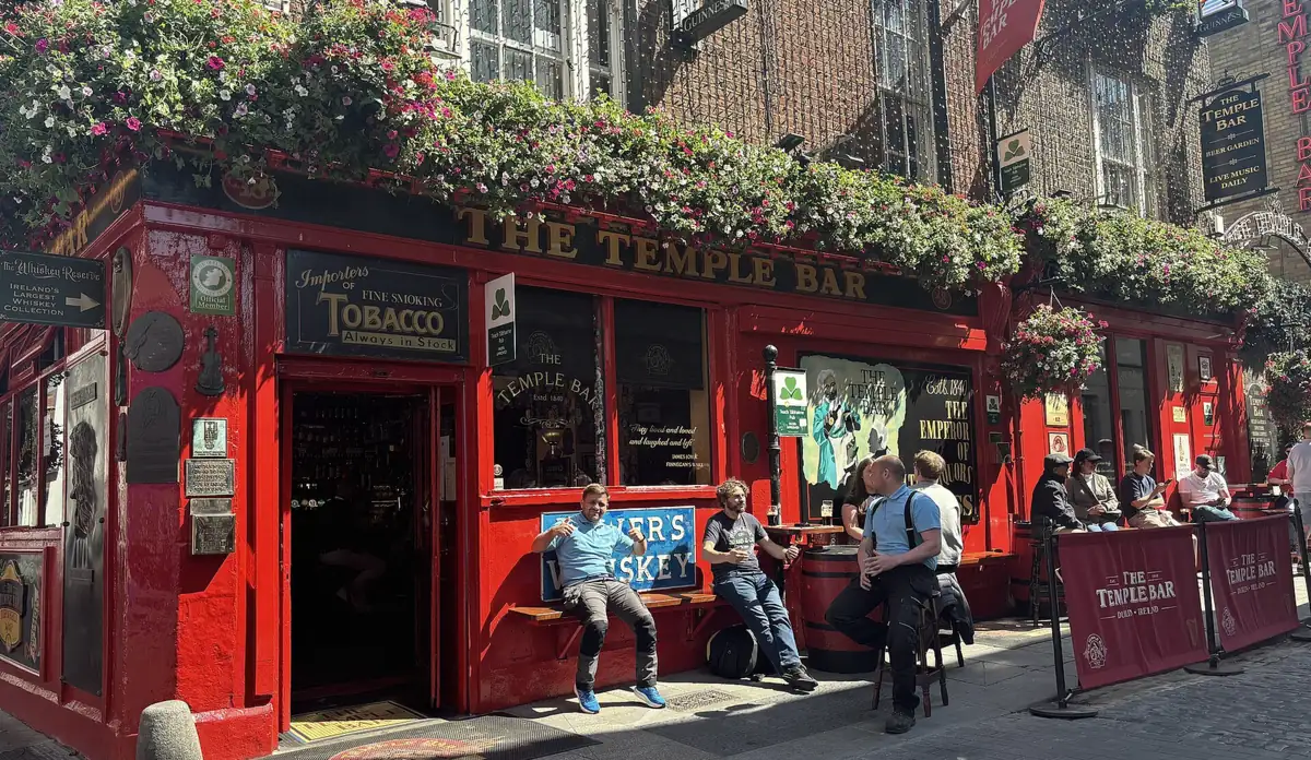 Il pub The Temple Bar, con la facciata rossa, nel quartiere di Temple Bar