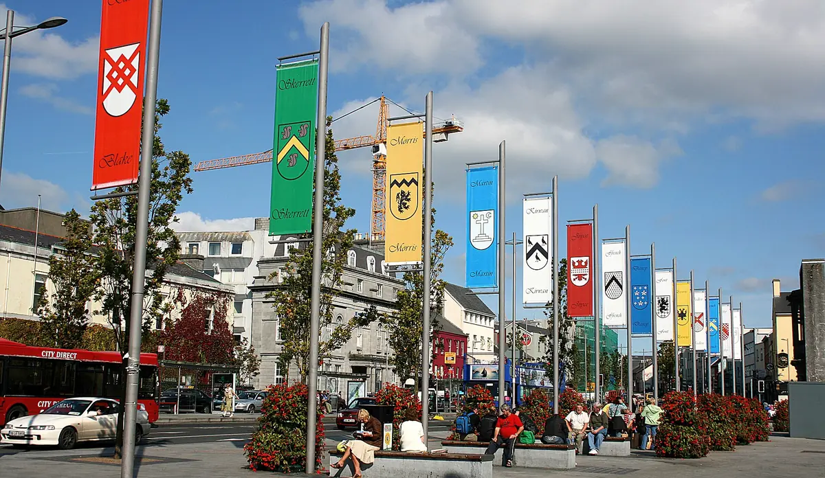 Eyre Square a Galway, con le sue bandiere colorate