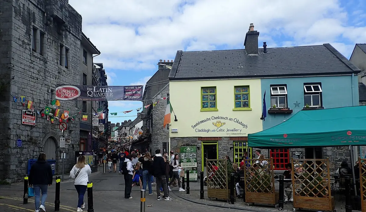 Una via del Quartiere Latino di Galway, con le facciate colorate dei pub