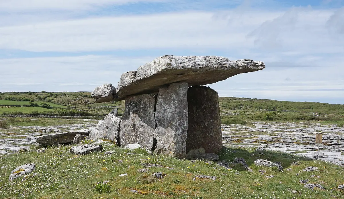 Un dolmen fra le lastre di calcare del Burren