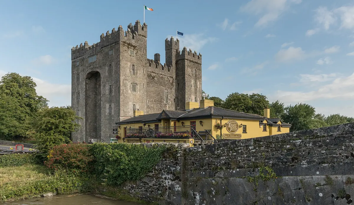 Il Castello di Bunratty, torre in pietra grigia sul fiume