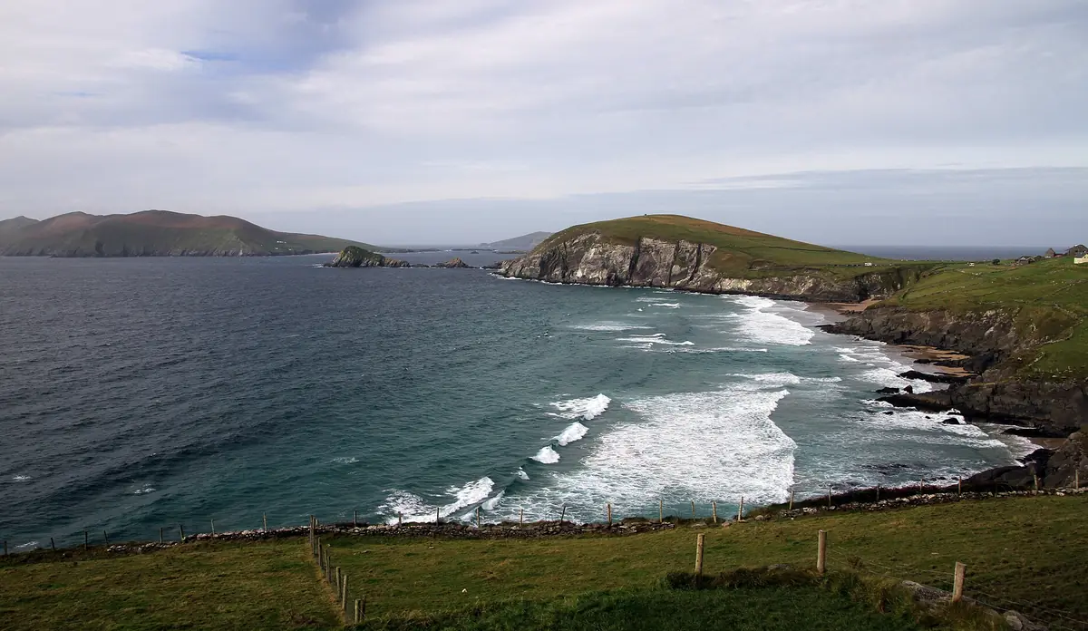 La costa del Capo di Slea, sulla Penisola di Dingle, con le onde dell'Atlantico