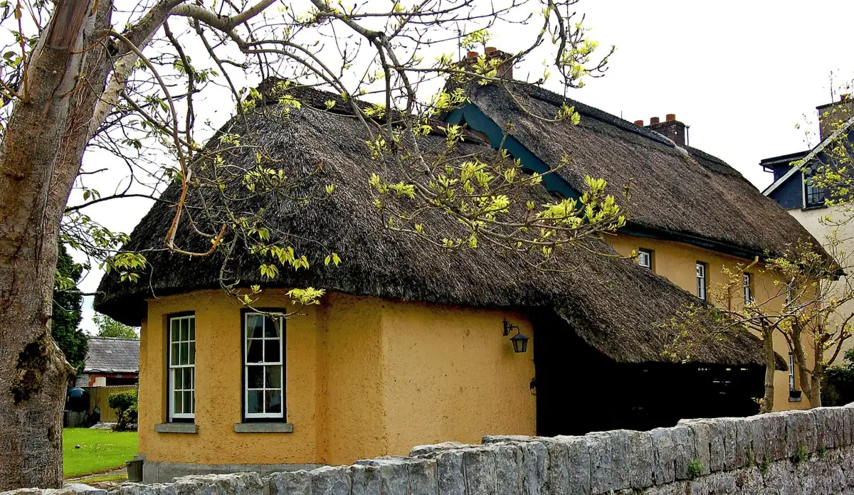 I cottage con il tetto di paglia del villaggio di Adare