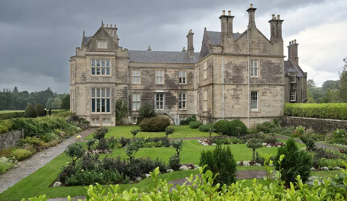 La Muckross House vista dai suoi giardini, nel Parco Nazionale di Killarney