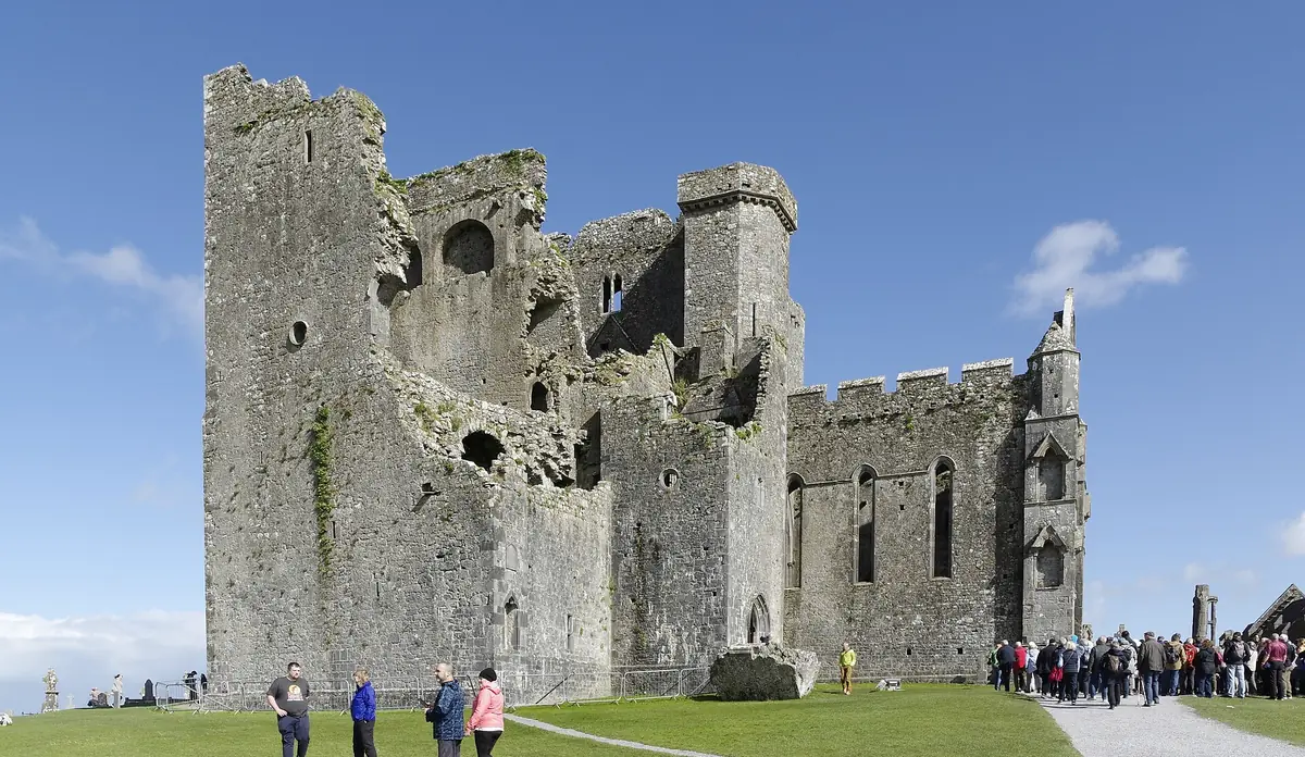 Gli edifici in pietra della Rock of Cashel, la Rocca di San Patrizio
