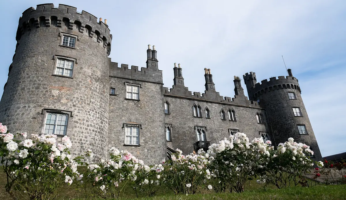 Le torri circolari del Castello di Kilkenny, con un roseto in primo piano