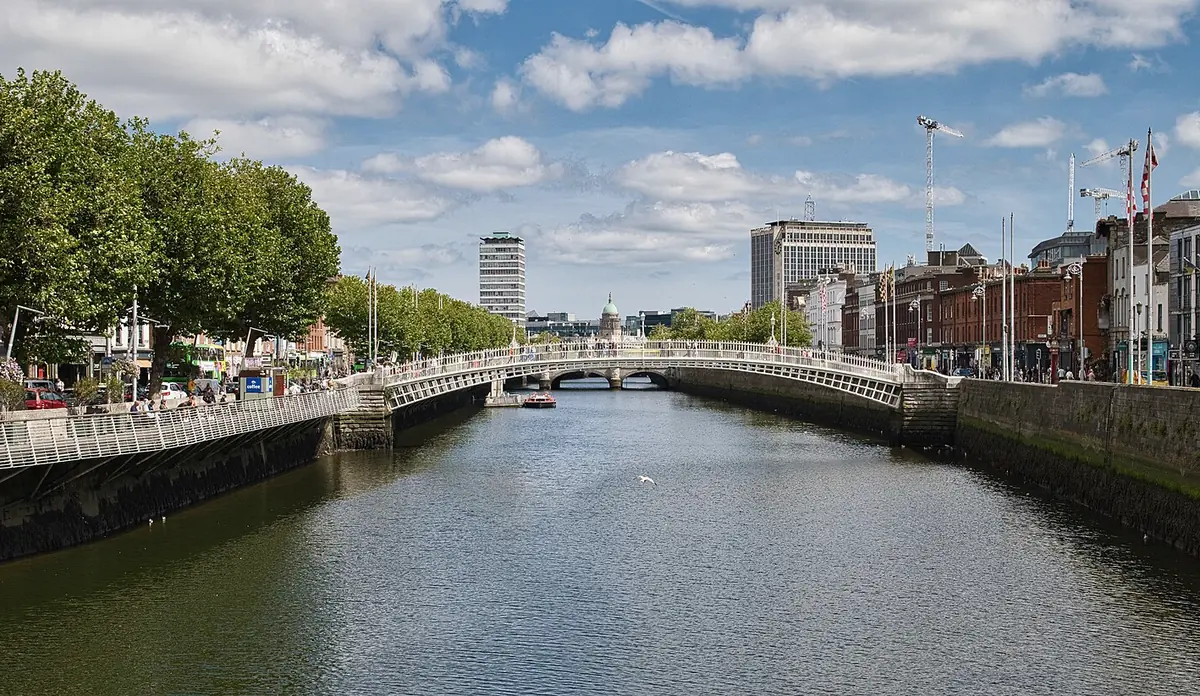 Il fiume Liffey a Dublino con i suoi ponti